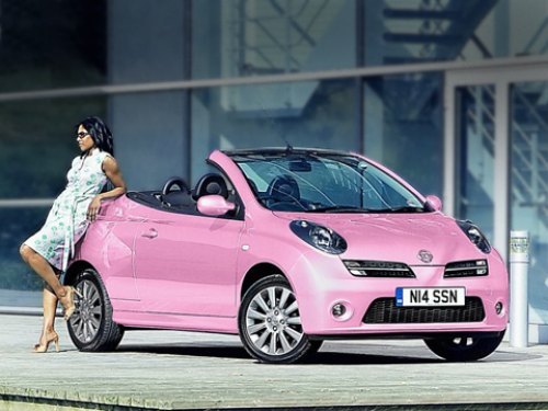 Ни эта брюнетка, ни даже блондинка, в комплекте с Nissan Micra C+C Pink не прилагается.