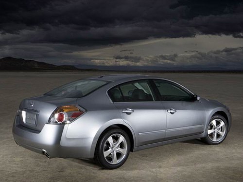 Новый Nissan Altima стал заметно крупнее и по габаритам не уступает своему бизнес-аналогу Maxima.