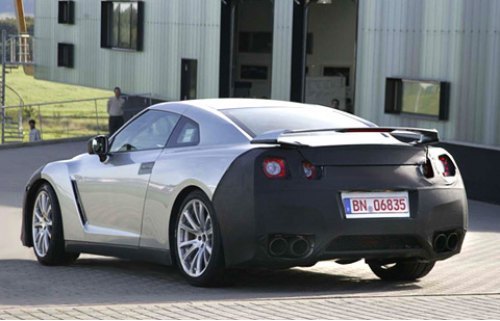 Впервые в продажу поступит леворульная версия GT-R. Европейским суперкарам пора бить тревогу!