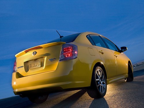 Снаружи версию Nissan Sentra SE-R Spec V можно узнать лишь по скромному шильдику на крышке…