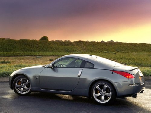 Серия Z имеет очень давнюю историю, обновлённый Nissan 350Z — пока самая последняя её часть.