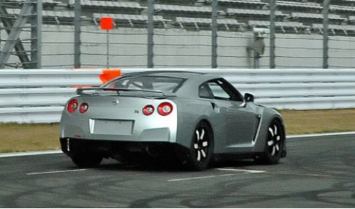 На передней и задней оси испытательного GT-R установлены колеса разной ширины.