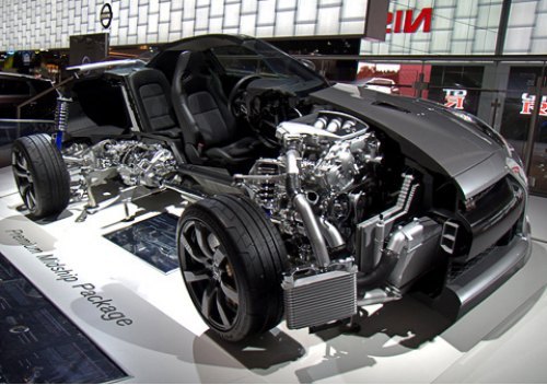 Полноприводный GT-R с турбомотором V6 3.8 (480 л.с.), шестиступенчатым «роботом» и двумя карданными…