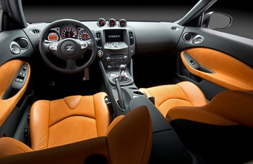 Nissan 370Z сохранил прежнюю архитектуру интерьера, но деталировка стала более игривой. Тут новые…