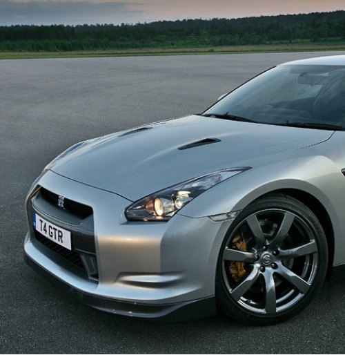 В базовом оснащении и версии Premium Edition европейский GT-R щеголяет серыми колесными дисками с…