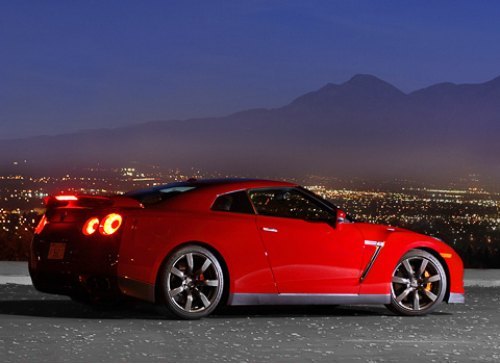 Также GT-R, купе 2010 модельного года, получило более мощную тормозную систему.