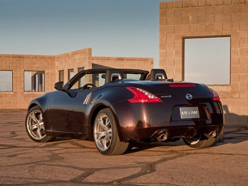 В зависимости от коробки передач и комплектации родстер Nissan 370Z весит от 1554 до 1583 кг. У…