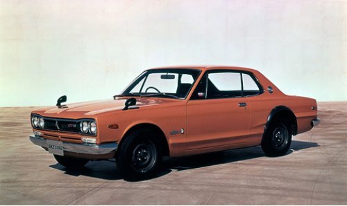 Двухдверная версия Skyline 2000 GT-R HT отличалась более низким и обтекаемым кузовом с эффектными…