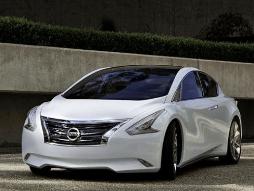 Анфас концепт Nissan Ellure очень агрессивен. Во многом из-за «фонарей-бумерангов».
