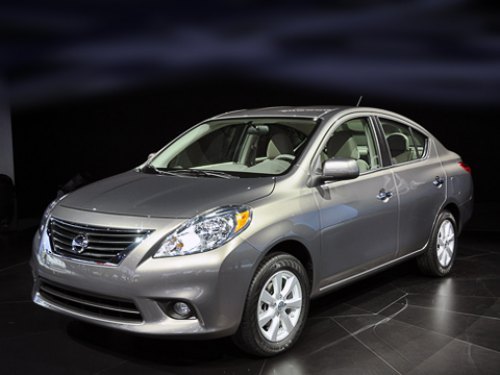 Для четырёхдверки Nissan Versa приготовили палитру из восьми цветов, в том числе и колер Titanium,…