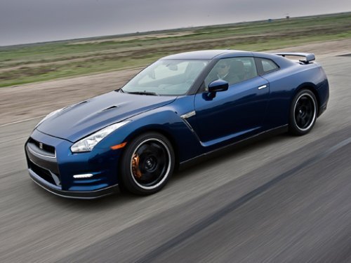 Если обычный GT-R (на фотографии) способен развить 315 км/ч, то машина в версии Spec R должна ехать…