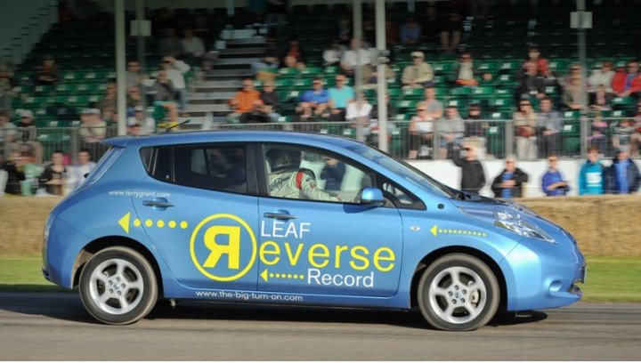 Теоретически электрический Nissan Leaf способен ехать назад столь же быстро, как вперёд.