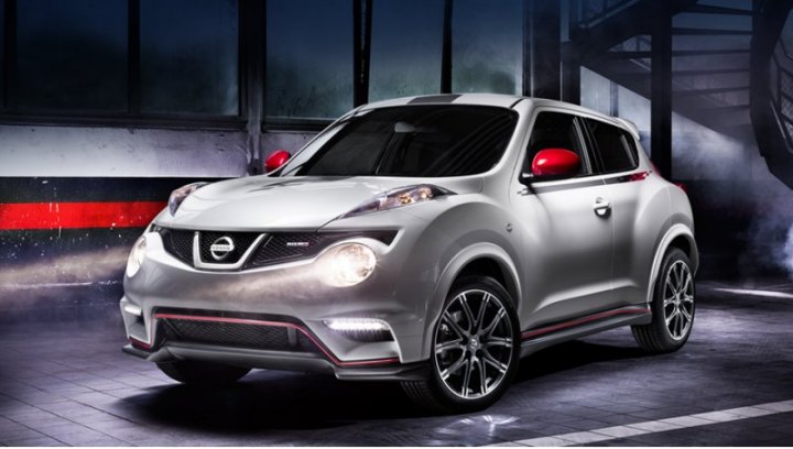 Версия Nismo получила оригинальные 19-дюймовые легкосплавные диски, более агрессивный передний…