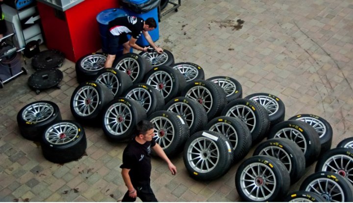 У гонки в Дубае монопольный поставщик покрышек. Уже три года компания Dunlop обслуживает марафон.…