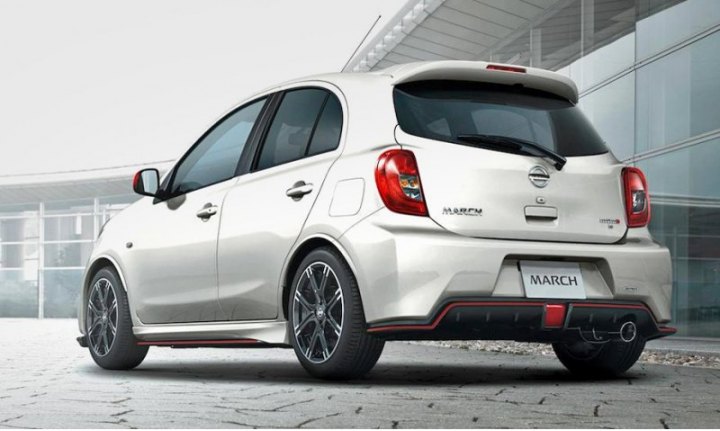 В салоне хэтчбеки Nismo отличаются наличием спортивных сидений и алюминиевых накладок.