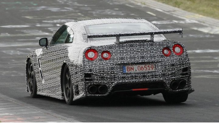 Сзади купе GT-R Nismo венчает крупное антикрыло и измененный бампер с дополнительными…