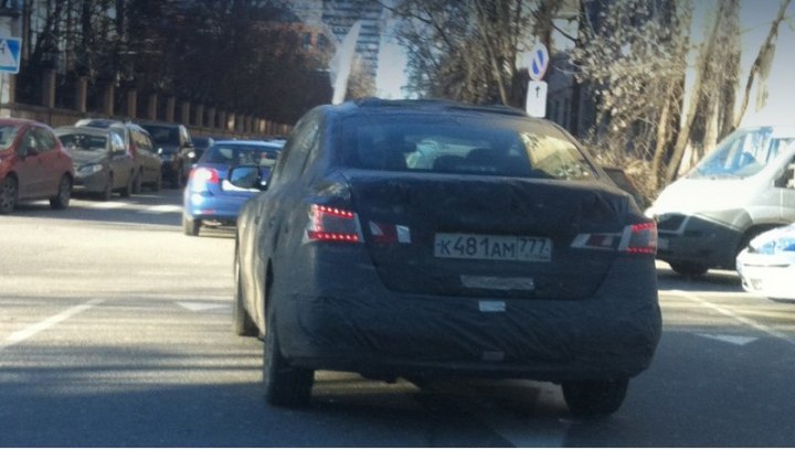 Единственное пока изображение нового для России седана Nissan на наших дорогах. Не узнать в нём…