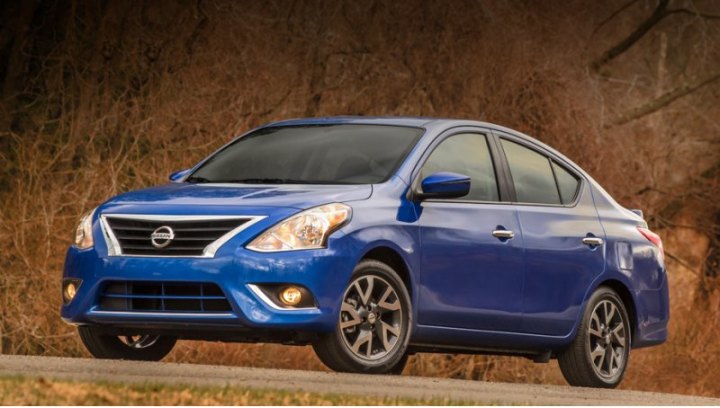 В анфас четырёхдверка Nissan Versa теперь напоминает седан Altima за счёт схожих оптики и решётки…