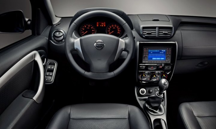 Интерьер значительно отличается от салона модели Renault Duster.
