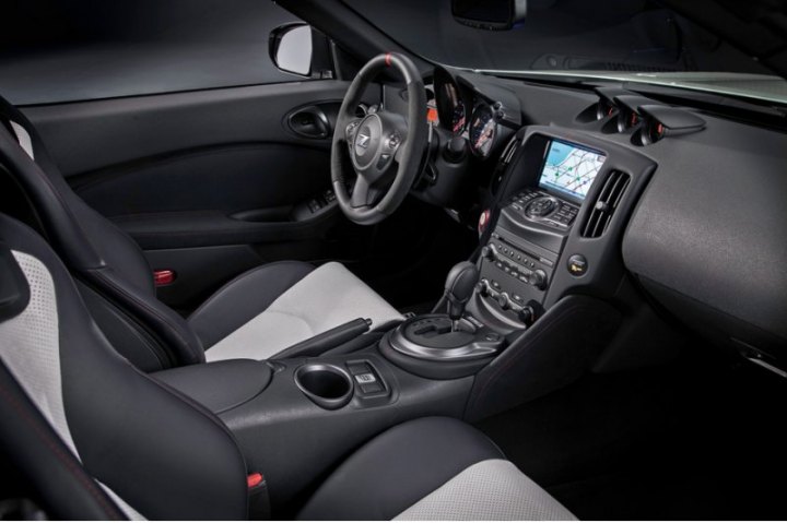 В салоне появились кожаные кресла Recaro с красной прострочкой и вставками из водоотталкивающей…