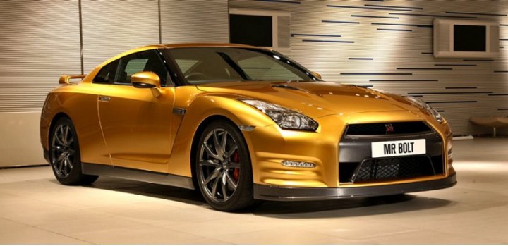 Японцы уже не в первый раз окрашивают GT-R в золотой цвет. Стоит вспомнить хотя бы «золотой» Nissan…