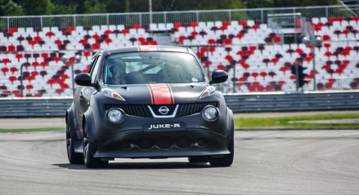 На кроссовере Juke-R (на фото) нам даже удалось поездить — сделать два круга на треке Moscow…