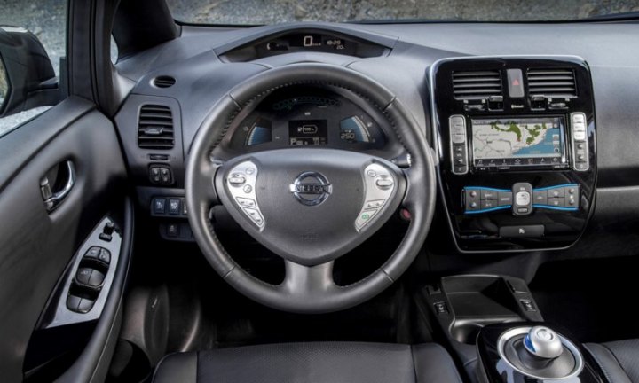 После обновления у машины появилась мультимедиа NissanConnect EV (вместо CarWings) с семидюймовым…