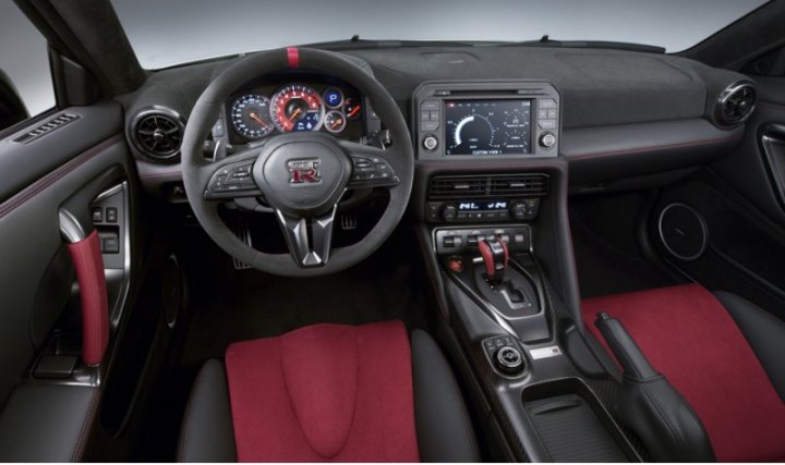 Как и у обычной модели, у GT-R Nismo — новый салон с измененной передней панелью, увеличенным до…