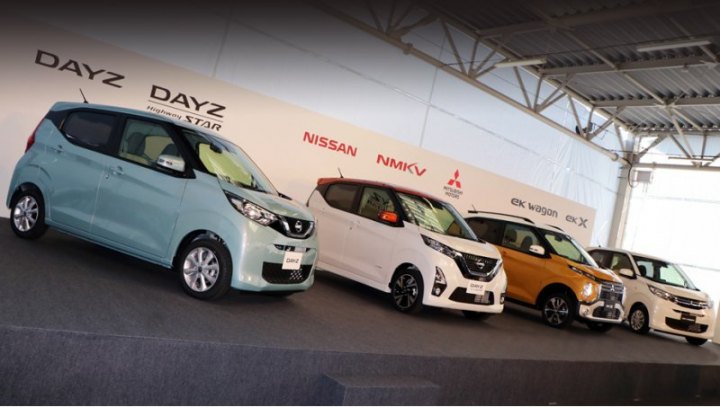 Занятно, что перед выходом на рынок замаскированный Nissan Dayz (слева) тестировался на дорогах…