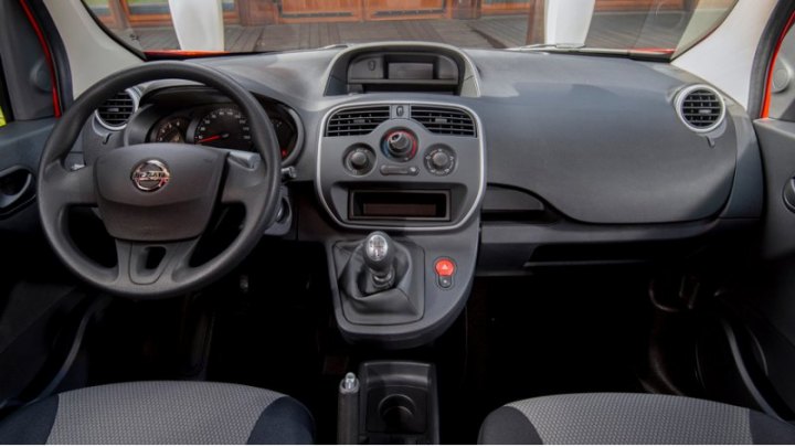 Архитектура интерьера повторяет Kangoo один в один, если бы не значок на руле, две машины можно…