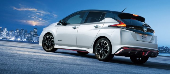 Сзади Nismo 2020 года аналогичен образцу 2018-го.