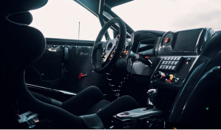 Перед единственным сиденьем Racetech 119 Series с пятиточечными ремнями — руль APS Sport Line на…
