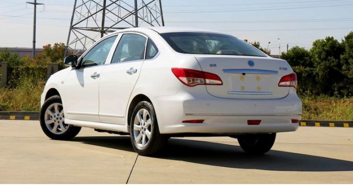 Под капотом электрического аналога Nissan Almera установлен блок управляющей электроники и зарядное…