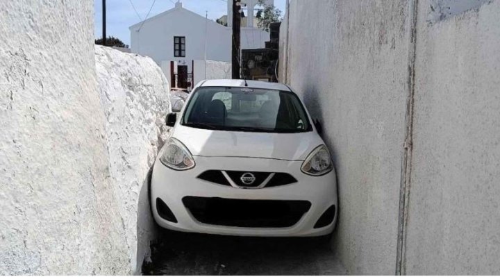 Посмотрите на Nissan Micra, застрявший на узкой улочке в Греции