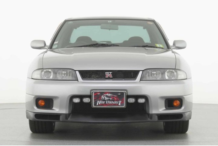 На продажу выставили редкий седан Nissan Skyline GT-R в заводском состоянии