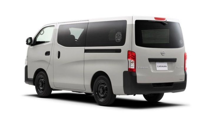 Снаружи машина выглядит почти как обычный Caravan, отличаясь только наличием глянцевых черных…
