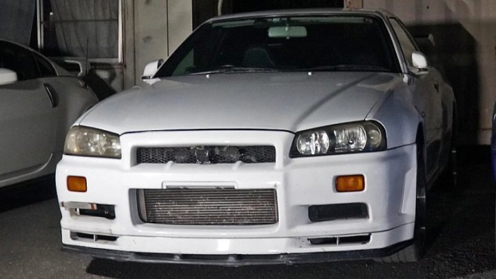 Угнанный Nissan SkyLine GT-R спасли в последнюю минуту, заметив в грузовом контейнере