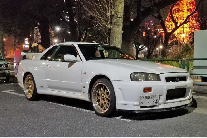 Белый R34 находился в японской сети проката Omoshiro Rent-A-Car. Именно его во время Гран При…