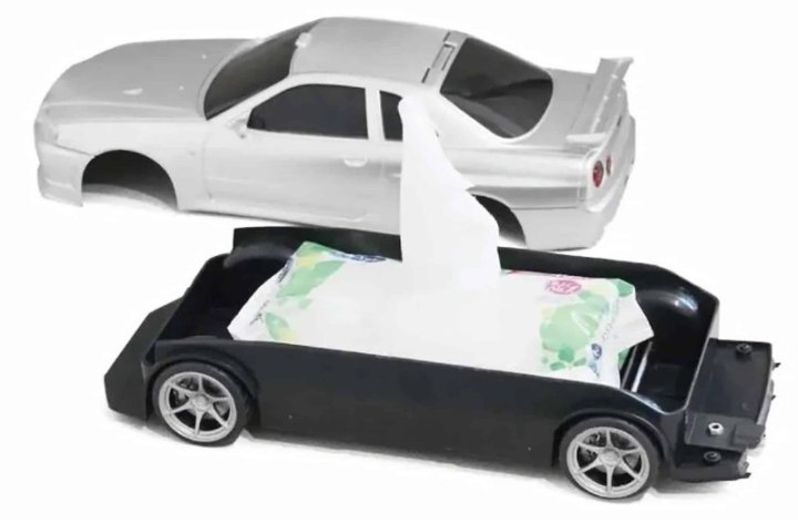Если хорошо приглядеться, то в передней части с эмблемой GT-R можно заметить выглядывающий из-за…