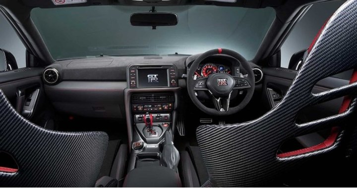 В стоковом варианте GT-R оснащался 3,8-литровым бензиновым мотором V6 с двойным турбонаддувом…