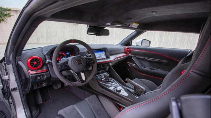 Интерьер купе практически идентичен салону простого GT-R и выделяется на фоне стокового автомобиля…