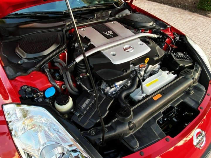 Nissan 350Z оснащается 3,5-литровым безнаддувным двигателем V6 мощностью 306 л.с.