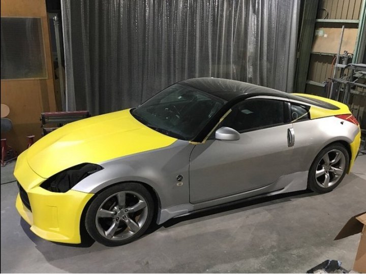 Для окраски авто был выбран оттенок желтого, близкий к Nissan Z Proto, с черными глянцевыми…