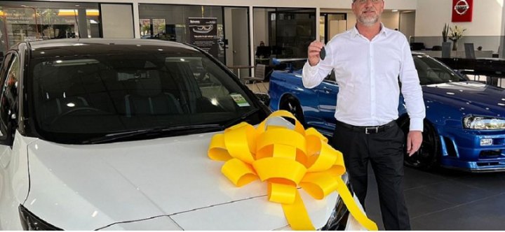 Рост цен вынудил владельца Skyline R34 GT-R поменять его на электрический Nissan Leaf