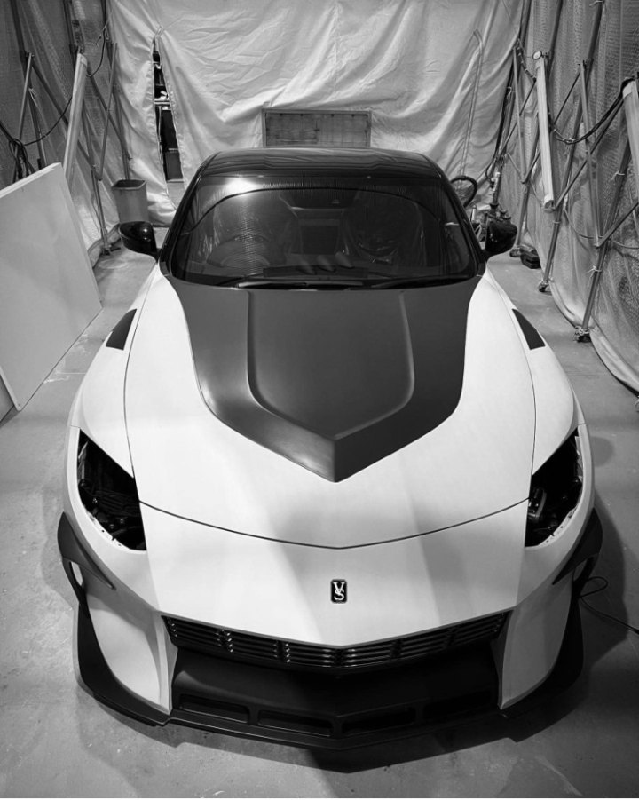 Тюнер также оснастил модифицированный Nissan Z черными ребрами по обеим сторонам переднего бампера,…