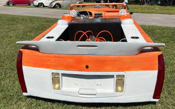 Весь кузов покрыт слоем защитой Bedliner, что придает ему зернистую текстуру. По словам владельца,…