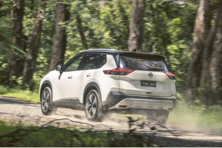 Версия ST-L доступна в 2WD (43 190 австралийских долларов) и 4WD в семиместной модификации (46 290…