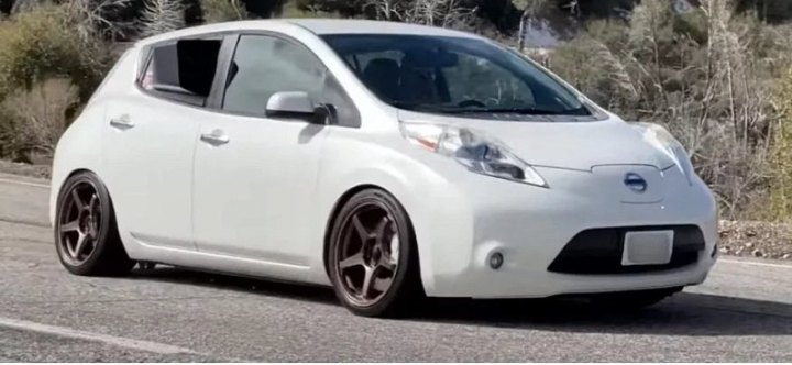 Скромный электрокар Nissan Leaf 2013 года превратился в гибридное оружие с двигателем от мотоцикла