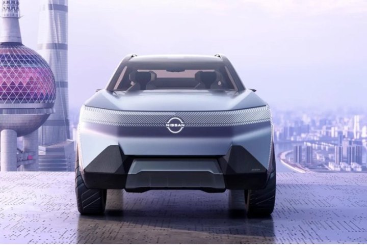 Nissan показал интерьер с большим горизонтальным экраном, выдвинутым над приборной панелью, с…