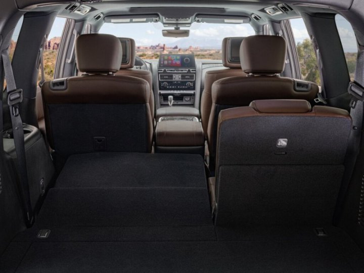 Nissan Armada традиционно соперничает с Toyota Sequoia и Chevrolet Tahoe. Его длина немного…
